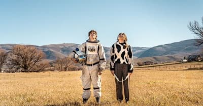 دانلود فیلم Aliens Abducted My Parents And Now I Feel Kinda Left Out 2023 فضایی ها والدینم را ربودند